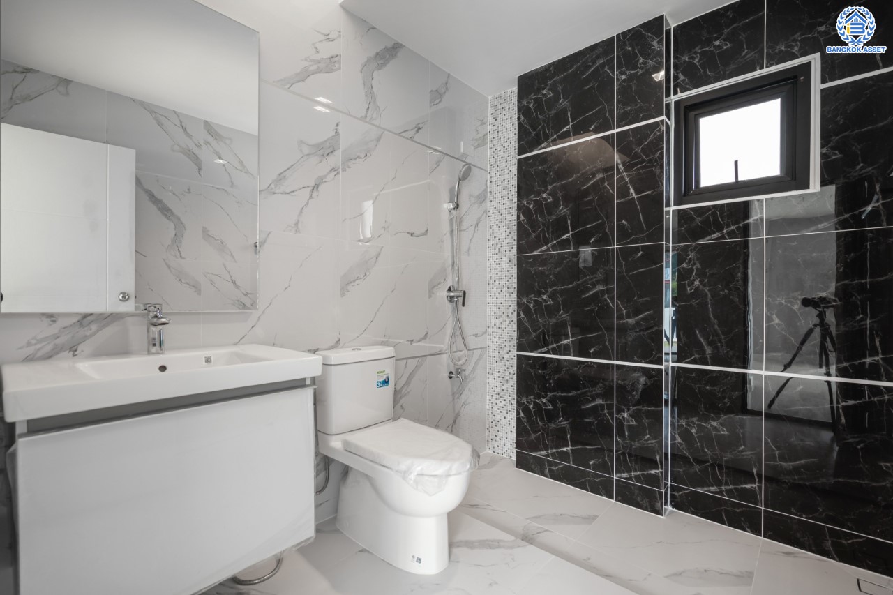 บ้านมือสองตกแต่งใหม่ ม.เมืองเอกประจิม พหลโยธิน87 ตกแต่งครบทุกฟังก์ชัน เนื้อที่ 200 ตร.ว. 3 ห้องนอน 5 ห้องน้ำ 1 ห้องรับรอง จอดรถได้ 3 คัน เชื่อมต่อทุกการเดินทาง ใกล้รถไฟฟ้าสายสีแดง "สถานีหลักหก"และทางด่วน "ศรีสมาน"